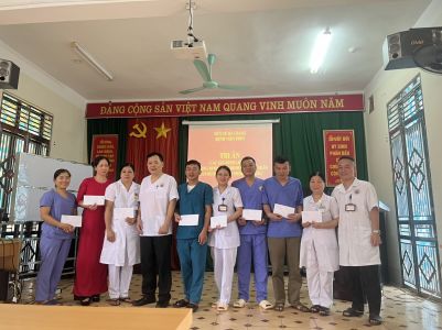 Chi hội Chữ Thập Đỏ Bệnh viện Phổi Hà Giang tặng quà cho các thương bệnh binh , gia đình liệt sỹ là thân nhân của cán bộ bệnh viện nhân kỷ niệm 76 năm ngày thương binh liệt sỹ 27/7.